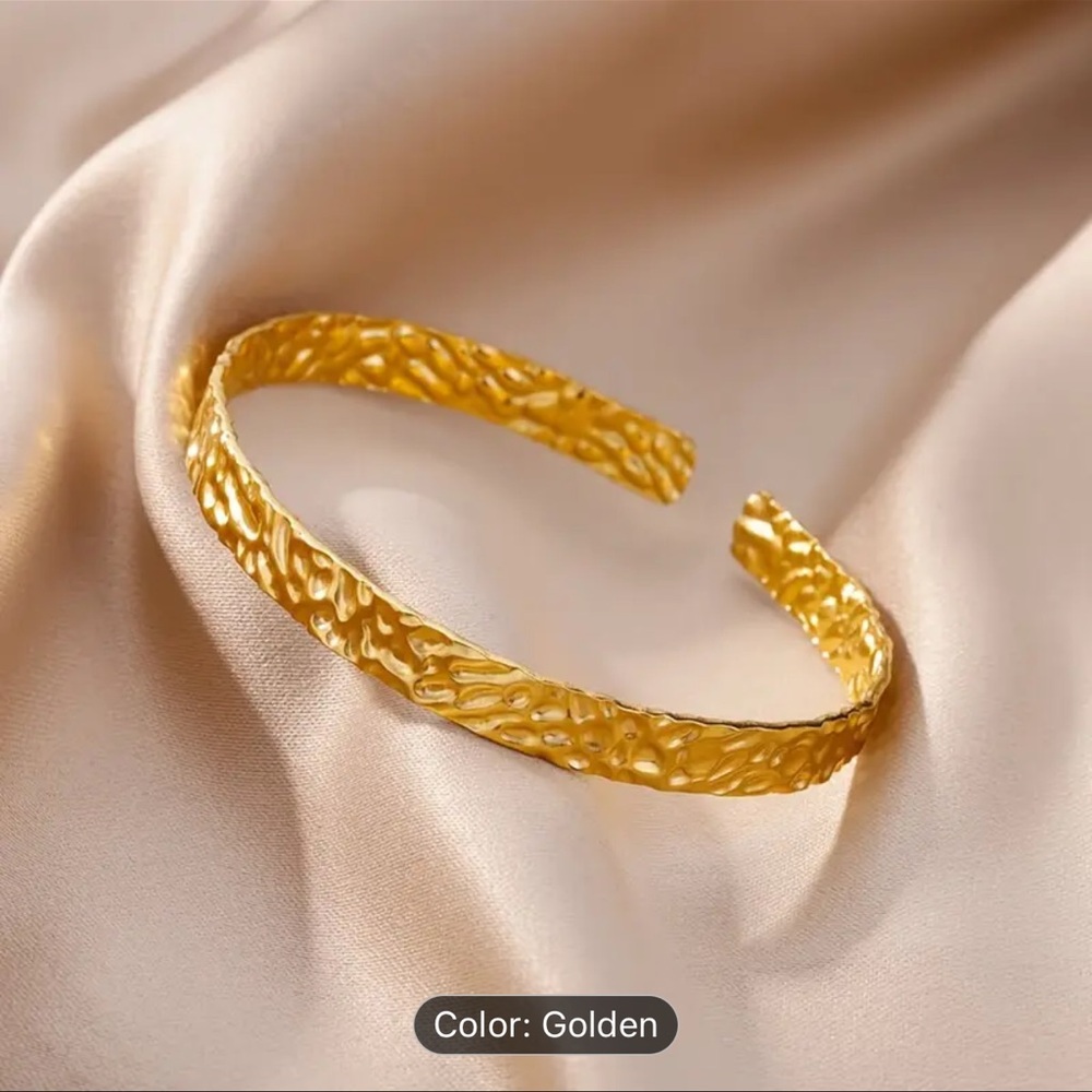 Elegant Gold Textured Bracelet - Picture 2 of 8